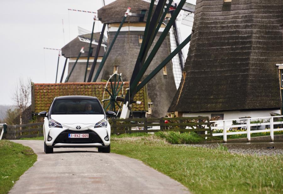  Toyota Yaris Bi-Tone 2017 года  (фото 26 из 36)